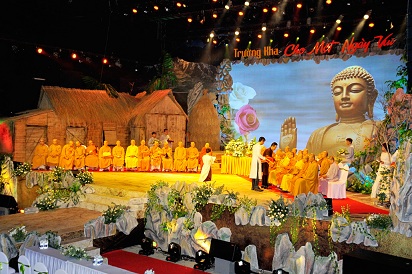 Chương trình được bắt đầu là lễ nghiêm trang và rất hoành tráng của các Chư Tôn Thiền Đức Tăng quang lâm sân khấu, để tiến hành khóa lễ ngắn nhân mùa thắng hội Vu lan